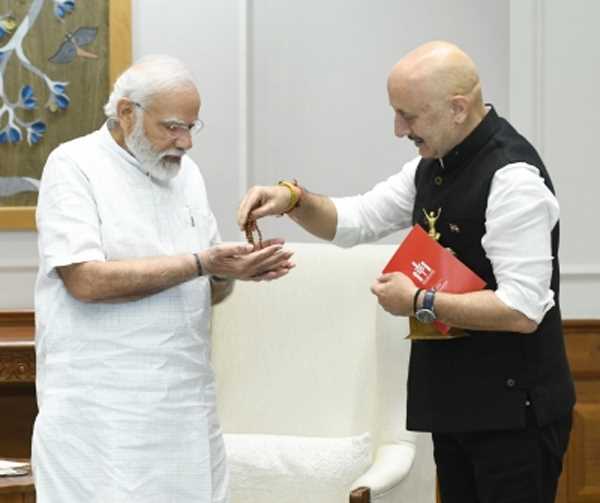 फिल्म अभिनेता अनुपम खेर प्रधानमंत्री से मिले, रुद्राक्ष की माला के लिए पीएम ने दिया धन्यवाद